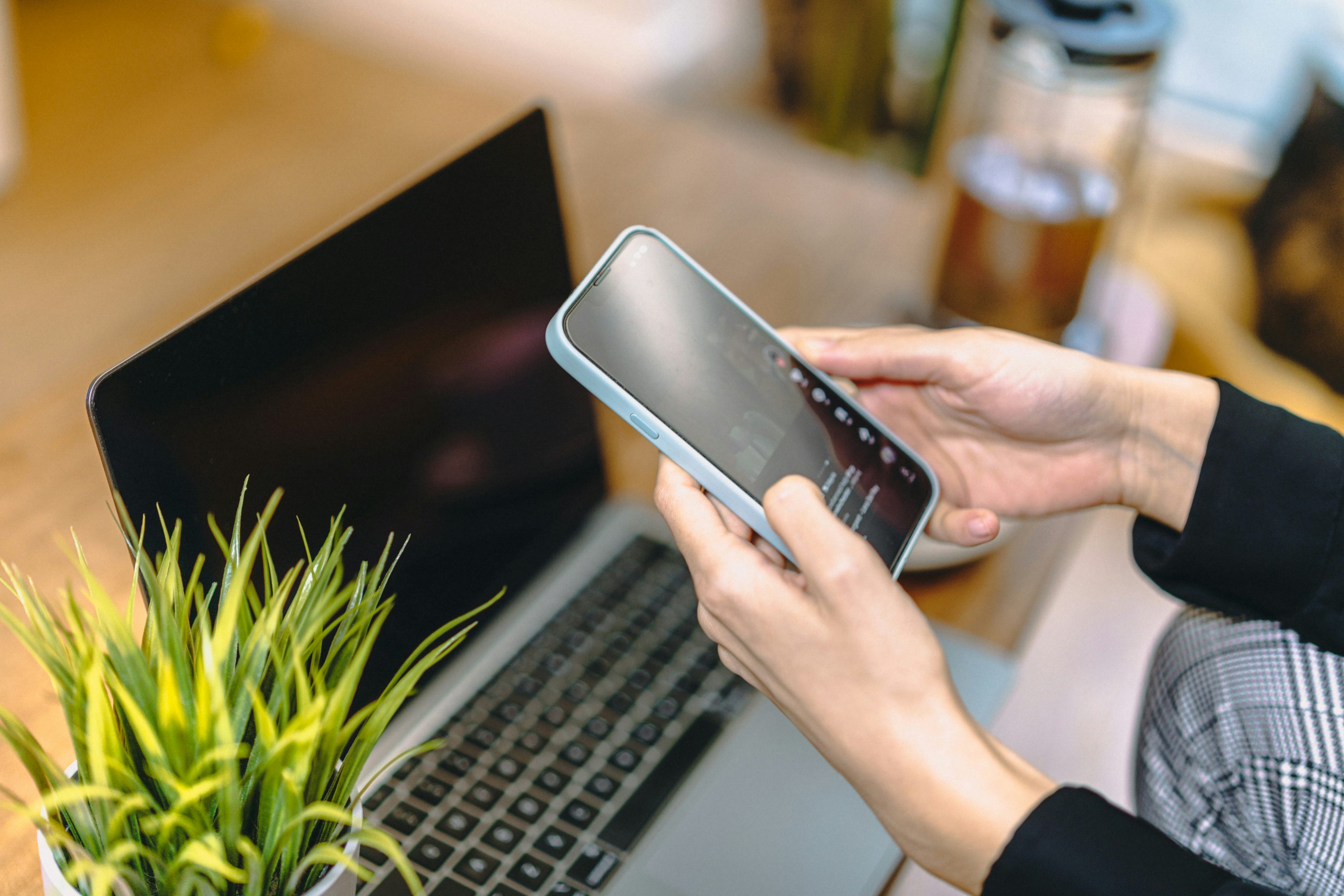 How to Save Money on Business mobile contracts UK